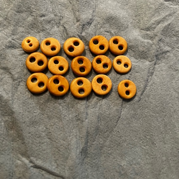 Scrimshaw hand carved buttons. - Picture 3 of 4